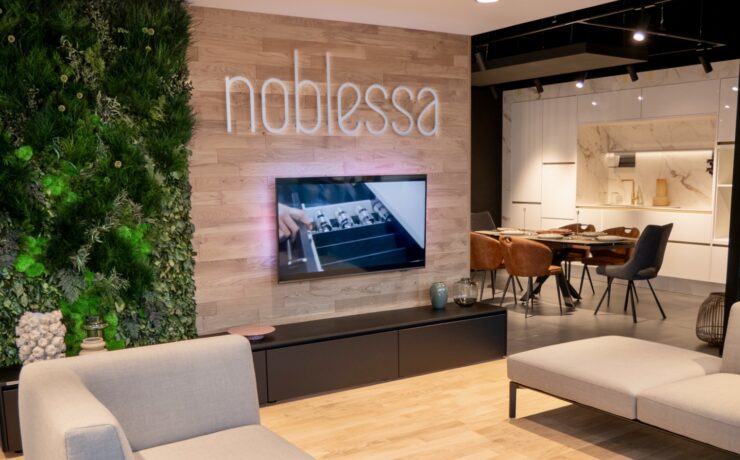 Dans ce nouvel écrin de 300 m2, la marque propose dix expositions de cuisines et d’aménagements intérieurs. Présente à l’international avec plus de 100 showrooms (USA, Arabie Saoudite, Chine, Taïwan, Finlande, Suède), Noblessa Cuisines compte désormais 34 magasins dans l’Hexagone.