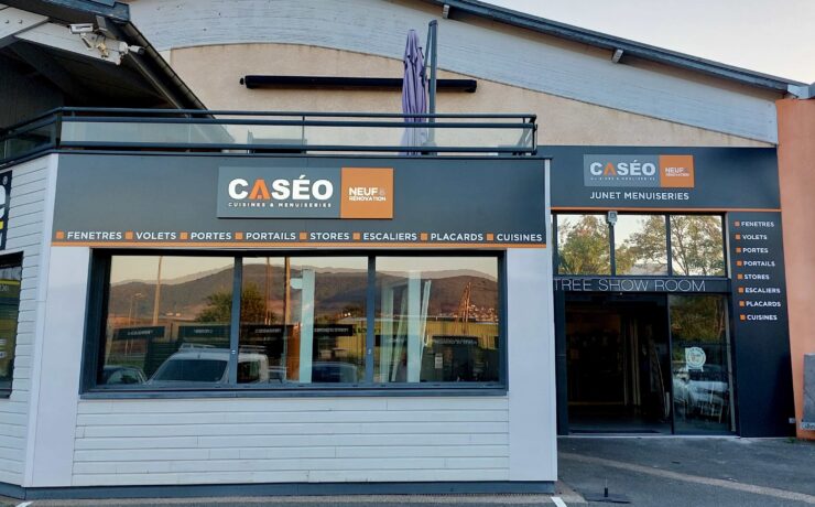 La direction du réseau spécialiste de la menuiserie et de la cuisine sur mesure se réjouit de sa dynamique de développement. Celui-ci représente aujourd’hui 60 sociétés adhérentes exploitant 106 points de vente, dont 96 sous enseigne Caséo.