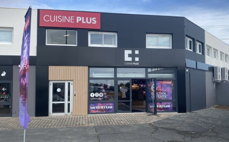 Pour cette ouverture, Romain Hache, nouveau franchisé Cuisine Plus, emploie une équipe composée de quatre collaborateurs, dont trois concepteurs-vendeurs. Tous ont été formés, pendant cinq semaines, à la “FBD Academy”, afin de garantir « un service personnalisé et de qualité ».