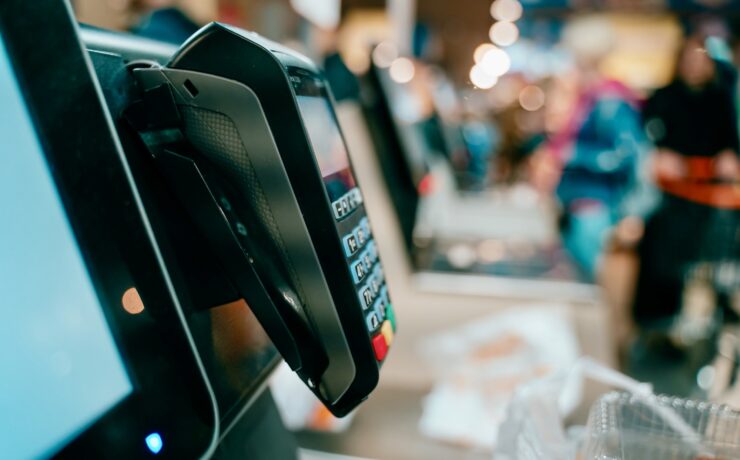 En cumul, à ce stade de l’année, la situation est la suivante pour les magasins, sur onze mois : en moyenne, le commerce spécialisé reste en très légère hausse en valeur (+1,7 %), soit une contraction des volumes de l'ordre de -1,5 %. Par secteur, la beauté/santé est à +10,7 %, alors que l'habillement est en baisse (-0,6 %), de même que la chaussure (-0,6 %), la culture/cadeaux/jouets (-2,2 %) et l’équipement de la maison (-1,4 %).