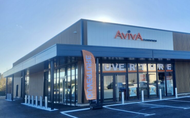 Sur 300 m2, le nouveau point de vente propose huit implantations de cuisines. L'espace d'exposition comprend également une section dédiée à des modèles de dressings, buanderies et salles de bains, sans oublier un “appartement témoin”, appelé la “Maison AvivA”, destiné à mettre en lumière le savoir-faire et l’offre de l’enseigne de cuisines « high value, low cost ».