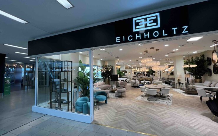 L’ancien PDG-fondateur du groupe Maison de Literie revient discrètement dans le secteur du meuble. Fort d’un accord conclu avec la célèbre marque néerlandaise éditrice de meubles, de luminaires et d’accessoires déco, lui et ses équipes commencent à développer un réseau sous enseigne “Eichholtz” dans l’Hexagone. Deux unités ont d’ores et déjà vu le jour ; bientôt une troisième.