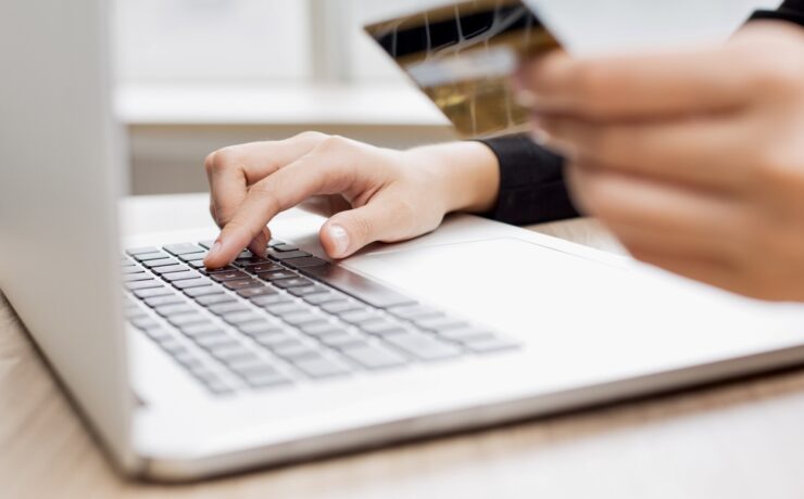 Selon une enquête de l'institut Toluna Harris Interactive menée pour la Fevad, les Français ayant acheté des produits ou services sur le Web au cours des douze derniers mois, se déclarent “satisfaits” pour 93 % d’entre eux, dont 36 % “très satisfaits”. Mais face aux difficultés du moment, les cyberacheteurs tentent de s’adapter…