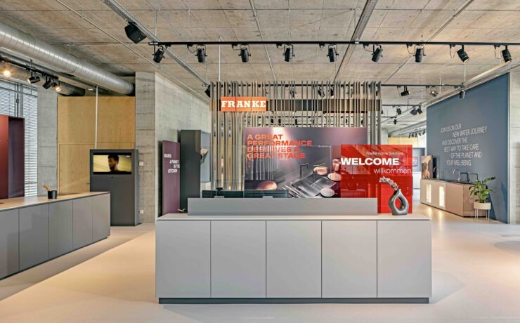 Le showroom rénové de Franke Home Solutions, inauguré à Aarburg le 8 novembre dernier, a notamment pour ambition de souligner la position de leader de Franke dans toutes les catégories de produits pour la cuisine, y compris les cuves, les mitigeurs, les hottes, les plaques de cuisson, les fours, les accessoires et les systèmes de tri des déchets.