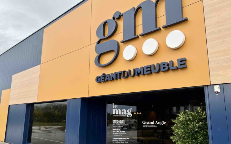 Fondé sur une approche scénographique qui se veut inspirante, ainsi que sur une expérience client qui s’appuie (entre autres) sur quatre tendances majeures identifiées par les experts du magazine “Marie Claire Maison”, le nouveau concept magasin Géant du Meuble (“gm”), inauguré dans le Jura en octobre dernier, sera dupliqué dès 2024. Objectif : uniformiser l’ensemble du réseau d’ici fin 2026… et séduire de nouveaux adhérents.
