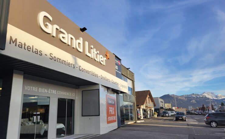 Avec cette inauguration, Stéphanie et Xavier Bodard ouvrent leur troisième Grand Litier. Et c’est Philippe Buyat, déjà directeur des magasins de L’Isle-d’Abeau (38) et d’Annemasse (74), qui pilote désormais cette surface, dont l’emplacement n°1, au cœur de la zone commerciale d’Épagny Metz-Tessy, laisse augurer de belles performances.