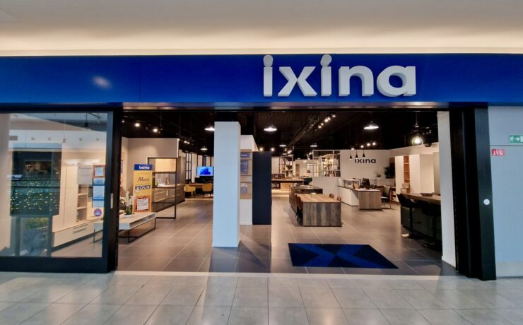 À la tête de ce point de vente flambant neuf : Sofiane Maazouz et Chiaa Babya. Les deux entrepreneurs n’en sont pas à leur première ouverture de magasin sous la bannière développée par le groupe FBD. Associés depuis 2018, ils sont les heureux propriétaires du showroom Ixina de Villiers-sur-Marne (94).