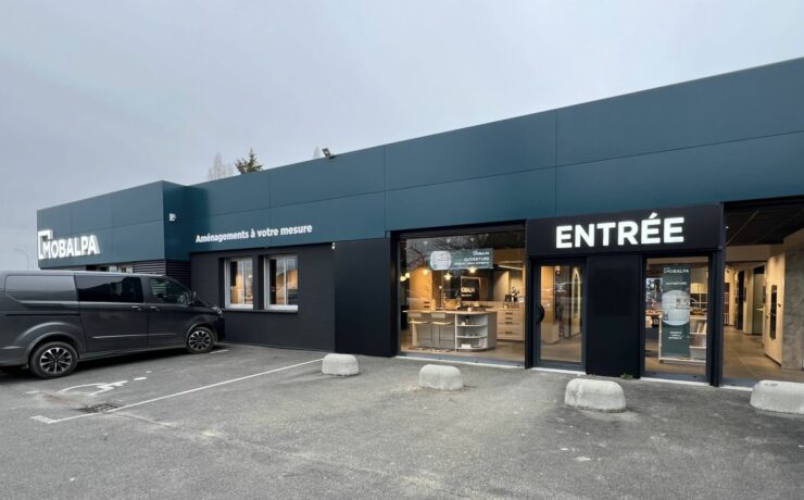D’une surface commerciale de 300 m2, ce magasin flambant neuf intègre un appartement de 66 m2, dont l’objectif consiste à mettre en avant la capacité, plus que jamais revendiquée par Mobalpa, d’aménager l’ensemble de l’habitat. Huit expositions de cuisines permettent également aux visiteurs de découvrir la largeur des collections de l’enseigne.