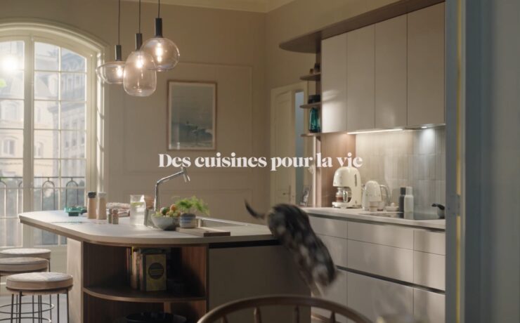 Le 12 janvier dernier, lors d’une présentation à la presse de cette plate-forme de marque, le fabricant-distributeur a également dévoilé quatre nouvelles collections 2024 (“Chill”, “Symbiotic”, “Expressive”, “Éveil”) et, dans le cadre des 75 ans que Mobalpa fêtait en 2023, une réinterprétation de son célèbre modèle de poignée bois, “Mercure”, iconique des années 70.