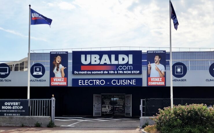 Les nouveaux espaces thématiques d’Antibes et de Menton permettent au distributeur omnicanal de présenter son offre de cuisines sur mesure au sein de ses magasins phares de la Côte d’Azur, ceci via un aménagement dédié, qui allie cuisines à proprement parler et produits électroménagers. L’ouverture de ces deux espaces concrétise, s’il en était besoin, la volonté d’Ubaldi de s’imposer comme un acteur majeur sur ce segment du marché du meuble.