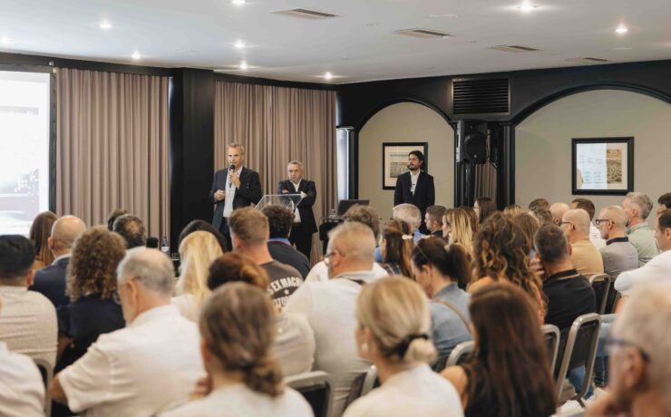 Rappelons que la marque a passé, en 2023, le cap symbolique des 50 magasins sous enseigne en France. Les neuf nouveaux points de vente ouverts ces dix derniers mois seront complétés par trois autres adresses ces prochaines semaines. Une belle dynamique pour l’entreprise, qui ambitionne d’ouvrir une dizaine de magasins chaque année.