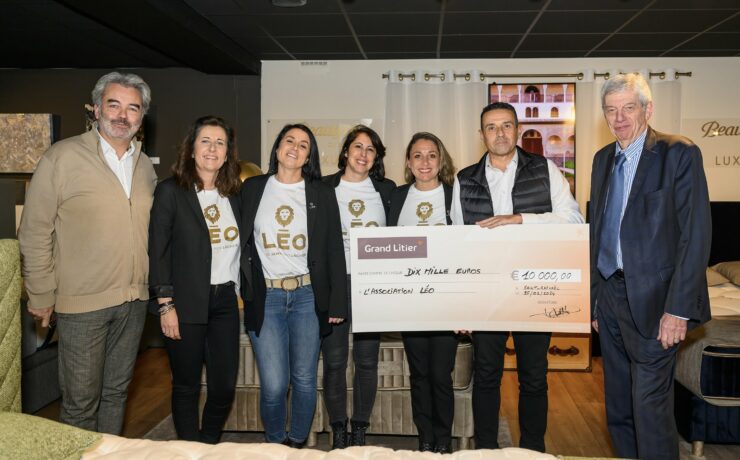 Le jeudi 25 janvier, au sein du point de vente Grand Litier de Saint-Raphaël (83), dirigé par Éric Chabidon, Wolf J.L. Stolpner, président du groupement, a remis aux quatre fondatrices de l’association LÉO, qui aide les familles des enfants malades de cancer, un chèque symbolique regroupant la somme des dons déjà reversés par les magasins participant à l’opération lancée par l’enseigne il y a plus de quatre mois, soit un total de 10 000 €.