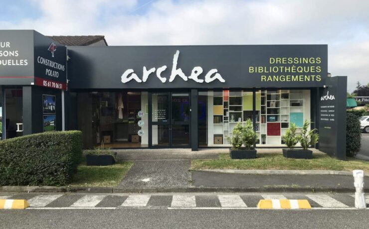 Archea envisage notamment l'ouverture de 3 à 4 nouveaux showrooms en 2024, avec des objectifs de maillage dans des zones économiques dynamiques, ainsi que la poursuite de sa stratégie de “remodeling” des magasins existants. Également au programme de cette année : de nouvelles collections de décors, un nouveau catalogue et un séminaire à Milan (Italie), au moment du “Salone del Mobile”.