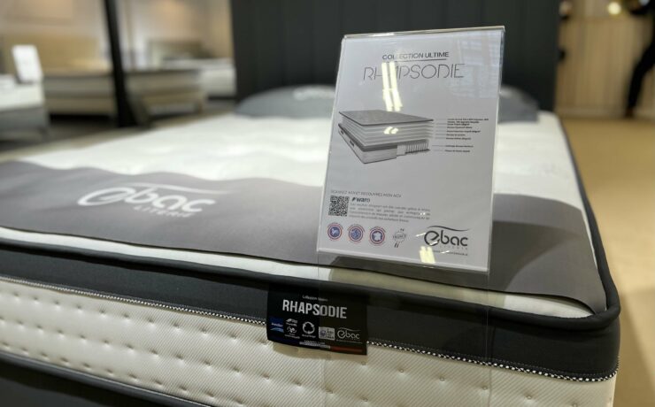 Initiée début 2023, l’intégration de l’ACV (ou “Analyse du Cycle de Vie”) dans la production du fabricant français de literie Ebac, s’affiche désormais sur chaque produit issu des ateliers niortais du spécialiste. Objectif : anticiper au mieux les obligations d’affichage environnemental à venir et renforcer la communication de l’industriel en tant qu'entreprise « française et responsable ». Mais pas seulement.