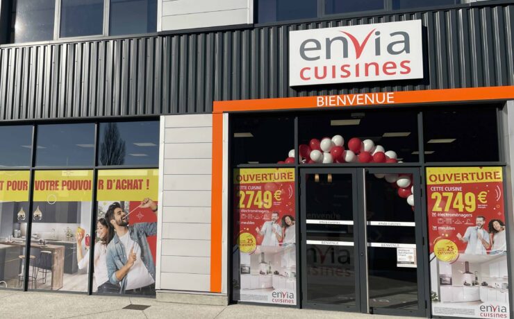 Outre l’ouverture de huit points de vente supplémentaires sous la bannière Envia Cuisines, les dirigeants de la société Envia Expansion, en partenariat avec le groupe Maxiam, s’apprêtent à développer la marque “Cuisines Actuelles”, nouveau concept de corner destiné notamment aux enseignes Les Docks du Meuble, Les Experts Meubles, La Maison Contemporaine et tout magasin de meuble souhaitant diversifier son offre.