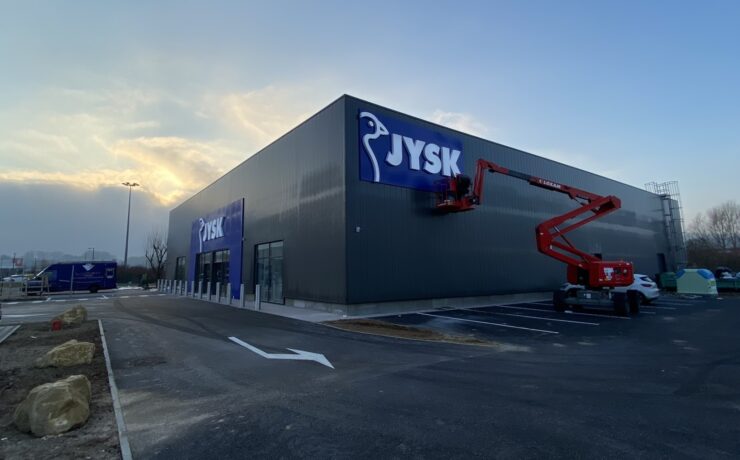 Rejoindre la zone mixte “Actisud” constitue une belle opportunité pour le distributeur scandinave. Présentée sur une surface de vente de quelque 950 m², la gamme d’équipement de la maison de Jysk (meubles, literie, décoration, textile, jardin…), entend compléter l’offre existante sur la zone et séduire les consommateurs grâce à son positionnement à la fois tendance et accessible.