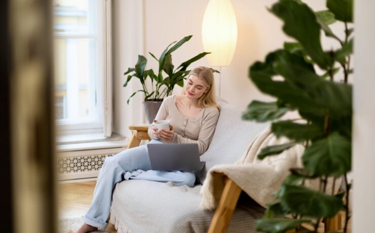 On s’aime, mais chacun chez soi ! Cette nouvelle façon de vivre le couple, qui, selon L’ObSoCo, s'inscrit dans une remise en question des normes dans le champ amoureux, mais aussi dans nos manières d'habiter et, plus largement, de consommer, pourrait bien offrir aux acteurs du mobilier domestique l’opportunité de répondre aux besoins d’agencement non pas d’une entité, mais de deux.