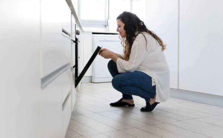 Le marché du gros électroménager (GEM) a baissé de 3,6 % en valeur, soit -3,3 % sur la pose libre et -3,9 % sur l’intégrable. Cette dernière catégorie, longtemps moteur du GEM, a été fortement impactée par le contexte immobilier, qui a freiné les projets d’installations et/ou de rénovations dans les cuisines.