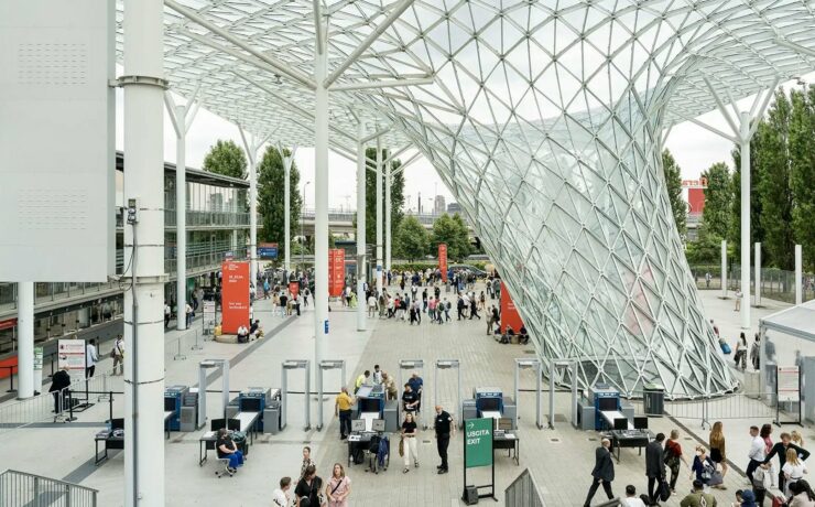 Si l’on en croit ses organisateurs, cette édition 2024 mettra l'accent sur un meilleur agencement des espaces, avec, en outre, une attention toute particulière portée sur les biennales que sont le “Salone Internazionale del Bagno” (salle de bains) et EuroCucina, le salon international du meuble de cuisine, accompagné de son événement concomitant, FTK.