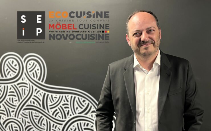 Le hasard ne fait pas toujours bien les choses… Nous avions interrogé Olivier François, directeur général de la SEIP, quelque temps avant que les deux partenaires n’officialisent la prise de participation du fabricant allemand Nobilia au capital du groupe rassemblant les enseignes Ecocuisine, Möbel Cuisine et Novo Cuisine. Mais chez Meuble-Info, nous sommes têtus. Alors nous l’avons à nouveau interrogé. Interview en deux temps, mais pas trois mouvements !