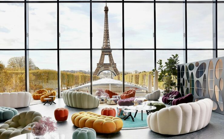 Roche Bobois, en France, réalise un chiffre d’affaires de 118,7 M€ sur 2023, en croissance de 5,8 % par rapport à l’exercice 2022. Le chiffre d’affaires de l’enseigne Cuir Center s’élève à 43,4 M€, en hausse de 8,8 % par rapport à l’exercice 2022.