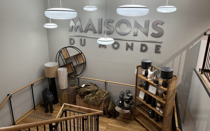 Au quatrième trimestre 2023, les ventes du groupe Maisons du Monde accusent une baisse de 7,9 % par rapport à la même période de 2022, à 329,6 millions d'euros. Et sur l’ensemble de l'année 2023, l’enseigne a vu son chiffre d'affaires se contracter de 9,3 % (à 1,12 milliard d'euros), soit une baisse légèrement moins prononcée que ce que le distributeur redoutait (-10 %).