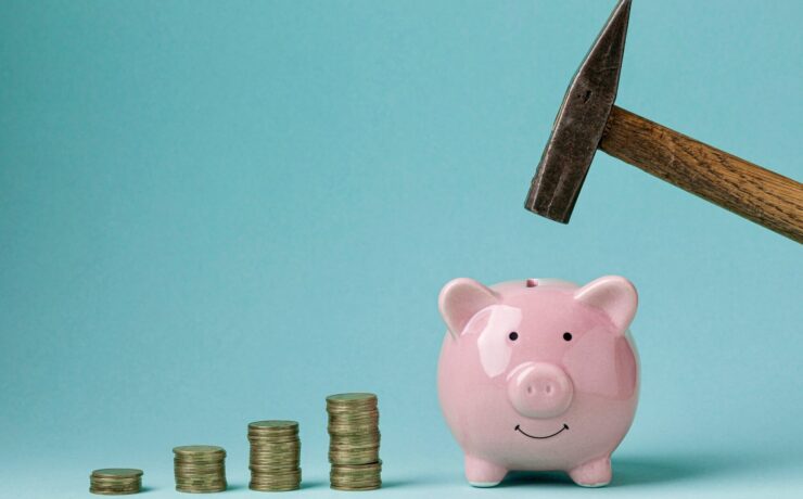 La baisse de l’inflation et la remontée des taux incitent les Européens à davantage épargner. Ils sont 53 % à vouloir mettre plus d’argent de côté en 2024, contre 51 % l’an passé. Du côté des intentions d’achat, une bonne résistance est constatée, avec 53 % des Européens qui déclarent avoir envie de consommer en 2024. Ce chiffre se situe au même niveau qu’en 2023 et laisse penser que la consommation des ménages en Europe sera résiliente cette année, malgré un contexte toujours peu propice.