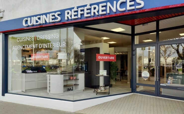 Alors que 2024 s’annonce comme une année difficile sur le plan économique et commercial pour les acteurs de la cuisine équipée, les dirigeants de Cuisines Références se veulent malgré tout confiants et disent espérer inverser la tendance au cours des prochains mois. Pour ce faire, ils misent notamment sur un plan média plus puissant que les années précédentes, afin de continuer à gagner en visibilité et soutenir leurs adhérents.