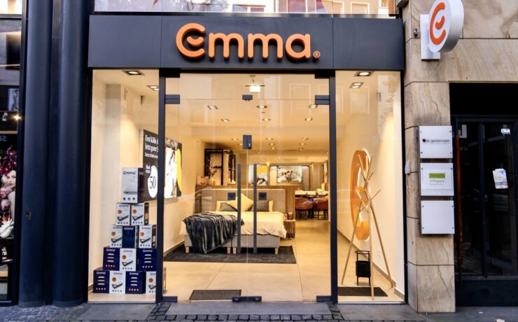 Amorcé en 2023, le virage “phygital” du champion de la vente de matelas en ligne va connaître un coup d’accélérateur cette année. Fort d’un sixième exercice consécutif de rentabilité et de croissance l’année dernière, le fabricant-distributeur dit vouloir améliorer l’expérience de ses clients, ce qui passera non seulement par une optimisation de son activité en ligne, mais aussi par la multiplication de points de contact physiques.