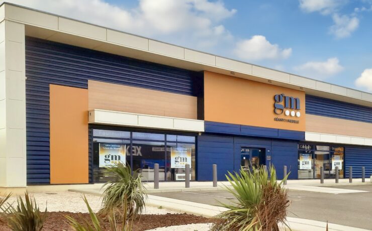 Géant du Meuble, enseigne généraliste d'ameublement du groupe Sagam, continue de développer son réseau d'adhérents avec l'ouverture, intervenue le 6 mars dernier sur la commune de Narbonne (11), d’un nouveau point de vente arborant le concept “gm” tel qu’inauguré à Dole (39) en octobre 2023.