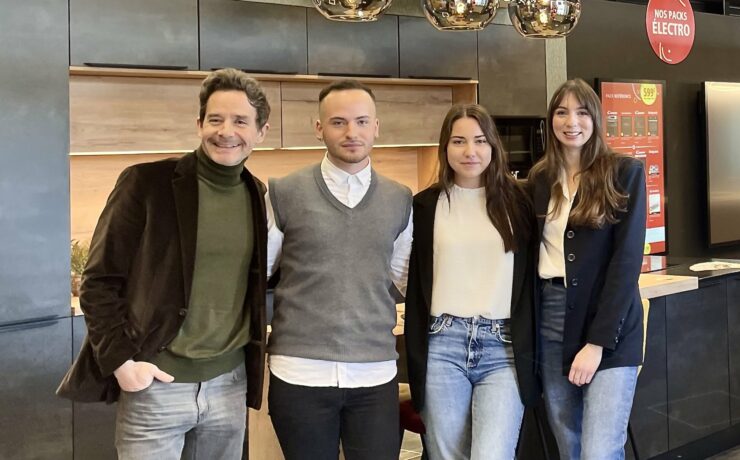 À la tête de ce point de vente flambant neuf de 355 m² (pour 16 expositions de cuisines) : Philippe Chauvel, qui pourra compter sur l’implication d’une équipe constituée aujourd’hui de trois concepteurs-vendeurs. Comme lors de chaque ouverture Envia Cuisines, les représentants de la centrale étaient sur les lieux pour soutenir et accompagner leur nouveau partenaire.