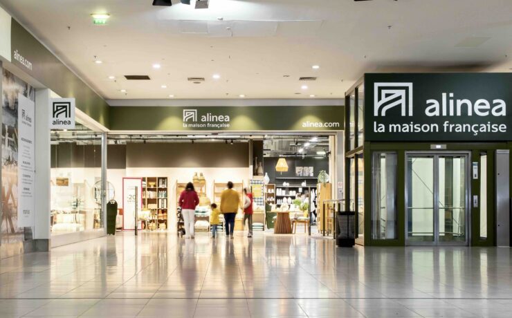 En juin dernier, l’enseigne de la galaxie Mulliez annonçait son rapprochement avec sa cousine Zôdio, afin de franchir la taille critique indispensable à la pérennisation de son activité… Cette ouverture, au cœur du centre commercial “Domus” de Rosny-sous-Bois (93), est présentée comme la première d’une série d’inaugurations qui scelle la fusion des deux bannières. D’ici la fin de l’année, Alinea devrait ainsi comptabiliser 35 magasins, dont 8 en franchise.