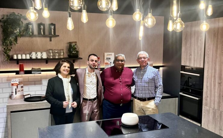 Le magasin, situé au 17 boulevard Jean Jaurès, à Clichy (92), bénéficie d’une surface de 250 m2 répartis sur deux étages. Il propose 9 expositions de cuisines, mettant en avant la diversité des styles et des options disponibles. L'espace comprend également un appartement témoin Cuisines AvivA, ainsi qu’une section dédiée à des modèles de salles de bains, buanderies et dressings, valorisant ainsi le savoir-faire et l’offre complète de la marque.