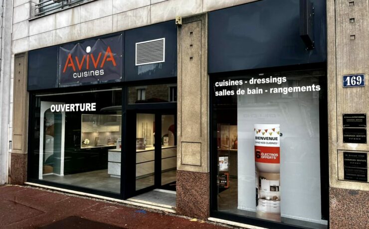 Le nouveau point de vente de Rueil-Malmaison, situé au numéro 169 de l’avenue du 18 juin 1940, s'étend sur une surface de 125 m2. Il propose quatre expositions de cuisines, mettant en avant la diversité des styles et des options disponibles. L'espace comprend également une section dédiée au dressing, témoignant ainsi du savoir-faire et de l’offre complète de Cuisines AvivA.