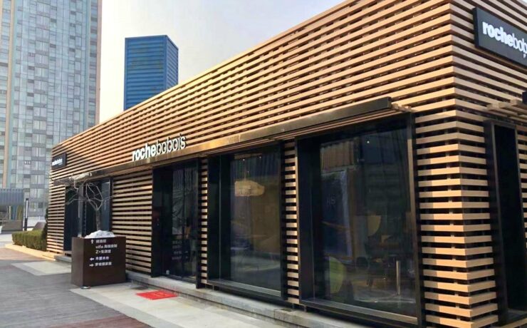 La référence internationale de l’ameublement haut de gamme et du “French Art de Vivre”, annonce avoir signé une lettre d’intention en vue d’une prise de participation majoritaire de son franchisé Roche Bobois en Chine. Cette opération devrait être effective au mois de juillet prochain.