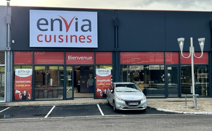 Envia Cuisines Mérignac présente 15 cuisines en exposition, ceci sur une surface totale de quelque 280 m². Le jour de l’ouverture (4 avril dernier), Jacques Bedun et Patrick Grange, les co-dirigeants de la marque, ainsi que Clément Costacurta, responsable formation, sont venus apporter leur soutien aux deux associés à la tête de cette nouvelle unité, ainsi qu’à leur équipe.