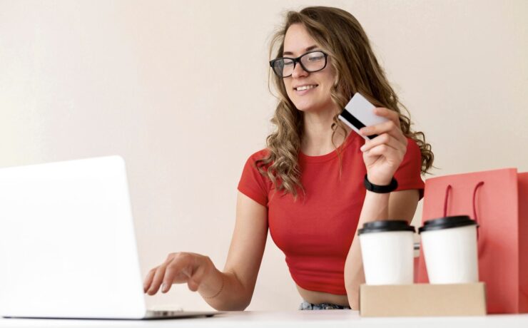 En matière de préparation des achats, internet est clairement plébiscité par les consommateurs, puisque trois quarts des recherches, en amont de l’acte d’achat, se font en ligne. Mais l’investigation en magasin existe aussi, avec une prégnance plus forte pour certaines catégories de produits, notamment l’équipement de la maison et la mode (40 % des Français).