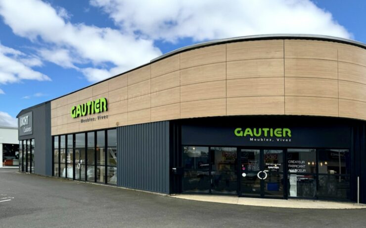 Riche d’une première expérience dans l’entrepreneuriat en franchise (avec un point de vente cuisiniste sous l’enseigne allemande Leicht), Marie Lambourd souhaitait ouvrir un second magasin dédié à l’habitat pour une complémentarité de l’offre. L’équipe du magasin Gautier Challans est aujourd’hui composée de trois femmes : Marie, la gérante, son assistante Laure et Déborah, vendeuse.