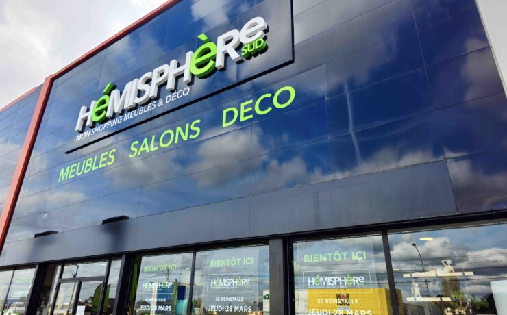 L’enseigne développée par le GRAM annonce la réouverture du magasin Hémisphère Sud de Saint-Herblain (44), après un déménagement et plusieurs semaines de travaux. Ce nouvel “espace d'inspiration” de 800 m², présente des ambiances pour tous les styles et fait le plein de nouveautés “meubles & déco”.
