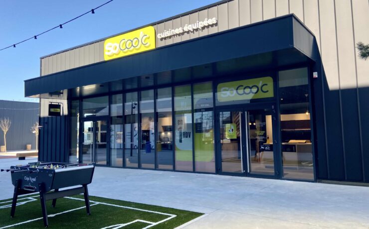 Avec une surface de 235 m2, cette nouvelle implantation, située au cœur de la nouvelle zone commerciale “Cap Koad” du parc d’activités de Château-Gaillard, marque le début d’un premier challenge pour les deux associés à la tête de cette franchise. L’équipe est aujourd’hui composée de deux “Kitcheners”, qui accompagnent les deux entrepreneurs dans le lancement de ce nouveau magasin.