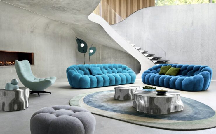 Dans un environnement de marché atone, Roche Bobois SA a pour ambition, sur l’exercice 2024, de réitérer le record de 2023. Dans ce cadre, le groupe anticipe « un léger repli du chiffre d’affaires au premier semestre, avant une reprise de la croissance au second semestre, compte tenu du niveau du portefeuille de commandes de fin 2023 et de la montée en puissance progressive des nouveaux magasins ».