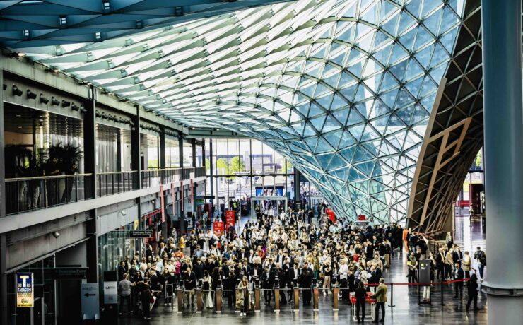 Il y a sans doute eu un “effet” EuroCucina, la biennale milanaise consacrée à l’univers de la cuisine ayant drainé un large public, avide d’innovations, de nouvelles tendances et autres solutions d’usage. Mais ce rôle moteur ne retire rien à la performance globale du “Salone del Mobile”, dont les organisateurs ont manifestement réussi à relancer l’attractivité globale. Sa 63e édition se tiendra du 8 au 13 avril 2025.