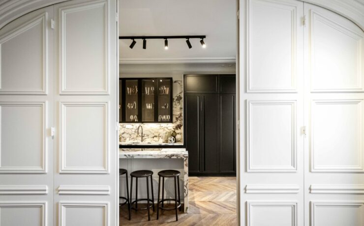 Situé au numéro 30 de l’avenue Franklin Delano Roosevelt, dans le 8e arrondissement de la capitale, au sein d’un splendide immeuble haussmannien, le nouveau siège social de la filiale française de l’industriel transalpin est aussi un showroom étonnant, conçu comme un véritable appartement, afin de mettre en valeur l’union du savoir-faire italien et de l’élégance parisienne.