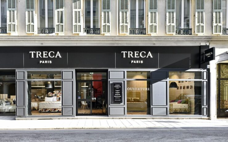 Sis au numéro 18 de la rue Gubernatis, ce nouveau magasin va profiter du potentiel marchand d’un quartier bien connu des Niçois pour rassembler un grand nombre de boutiques dédiées à la décoration de la maison. Le point de vente, d’une surface de 120 m2, offre un espace unique, avec une grande hauteur sous plafond, qui se perçoit depuis la rue et propose un parcours sur deux étages.