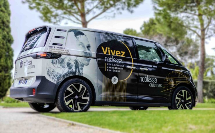 La marque-enseigne spécialiste de la cuisine et de l’aménagement d’intérieur lance “Vivez noblessa”, son nouveau concept de prise de rendez-vous à domicile. Pour les clients qui le souhaitent, c’est à bord d’un “ID. Buzz”, le célèbre combi Volkswagen, remasterisé et électrique, que le concepteur va se déplacer. Huit magasins ont d’ores et déjà adopté cette nouvelle solution.