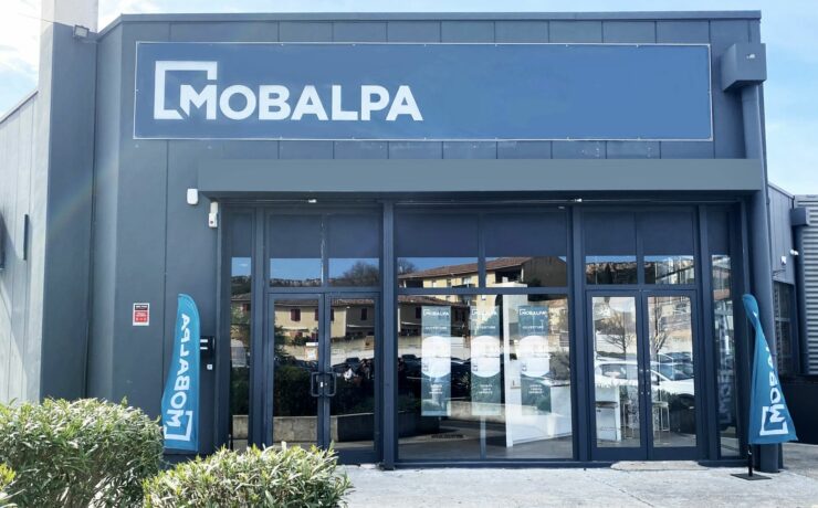 Situé dans la ZAC du Liourat, ce point de vente de 250 m2 côtoie tous les acteurs du marché, sur un axe particulièrement fréquenté, drainant un large passage d'une clientèle qualifiée. À la tête de cette nouvelle unité franchisée : Sabrina Alloui. Elle est accompagnée de deux concepteurs-vendeurs et d’une animatrice des ventes.