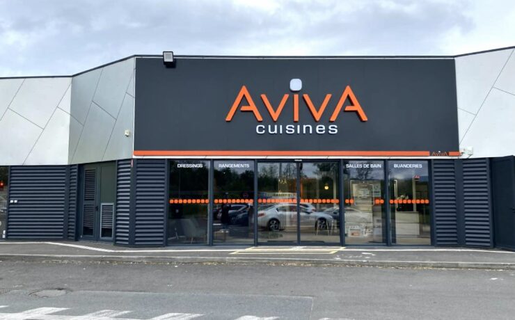 Le magasin, situé dans la ZAC des Bouchardes, sur la commune de Chaintré (71), au sud de la capitale du Mâconnais, s'étend sur une superficie de 290 m2. Il propose neuf expositions de cuisines, mettant en avant la diversité des styles et des options disponibles. L'espace comprend également une section dédiée à des modèles de meubles TV et bibliothèques, dressing, buanderie et salle de bains.