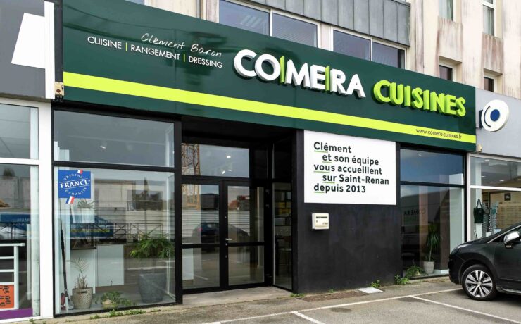 À Saint-Renan (29), la bannière Comera Cuisines a tout récemment déménagé, toujours sous la houlette de Clément Baron, qui collabore avec la marque-enseigne labellisée “Origine France Garantie” (et développée par le groupe CDI) depuis 2013. Sur une surface de 163 m2, ce nouveau point de vente flambant neuf propose six implantations de cuisines, un salon, un dressing et une buanderie.