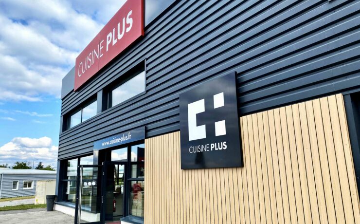 Julien Ritton, franchisé Cuisine Plus, a rouvert les portes de son showroom de Saint-Marcel-lès-Valence (26). Refait à neuf selon les dernières normes du nouveau concept de l’enseigne, le magasin entend proposer à sa clientèle une expérience plus immersive, sur un espace de 300 m2 complètement repensé.
