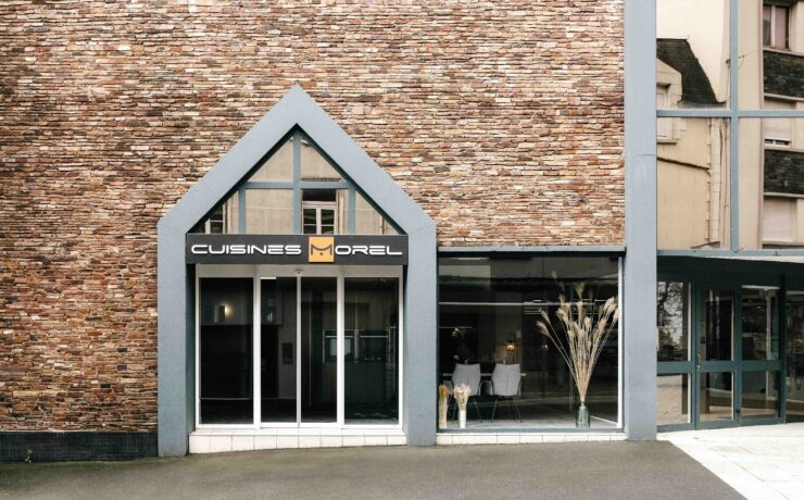 Porté par Audrey Roul, ce nouvel espace Cuisines Morel de 120 m2 présente dix expositions : quatre cuisines, un dressing, un living, une salle de bains, deux bureaux et une matériauthèque. Avec d’ores et déjà quatre ouvertures réalisées sur le premier trimestre 2024, Cuisines Morel affiche une belle dynamique. La marque-enseigne a pour objectif d’ouvrir une dizaine de points de vente par an et de devenir une référence dans l’univers des cuisines haut de gamme.